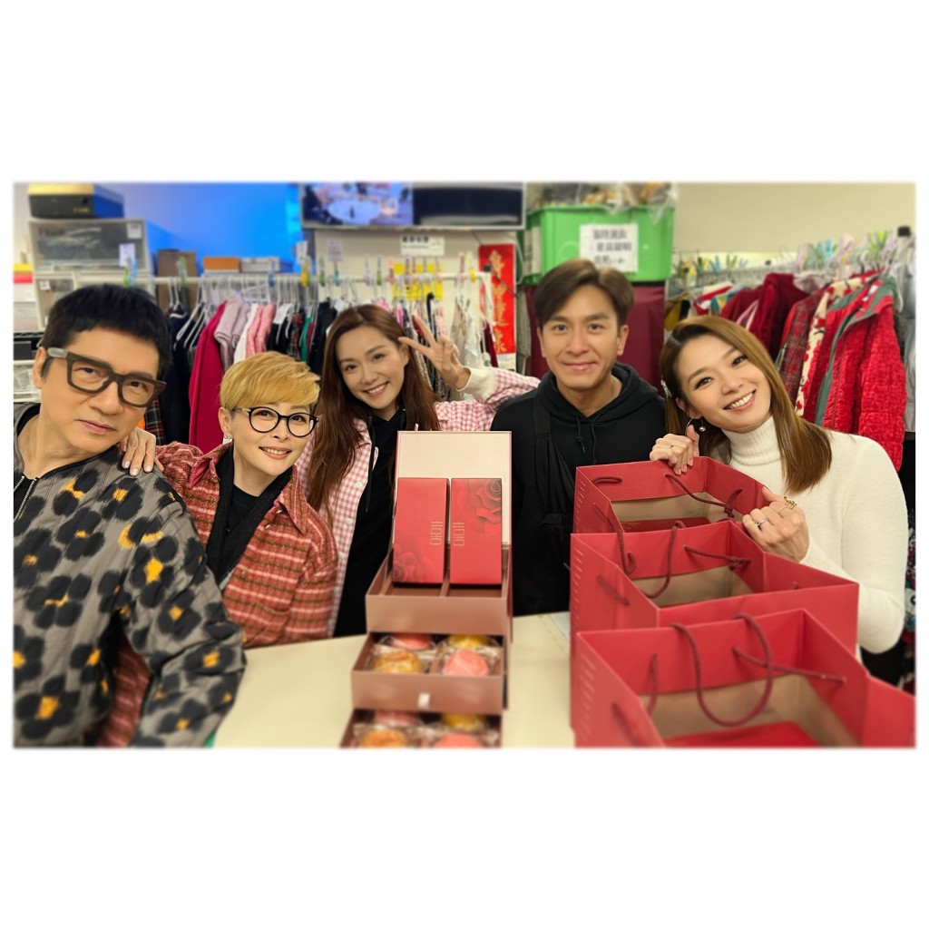 汤洛雯（左三）和马国明（右二）早前返TVB派喜饼，《爱‧回家》演员吕慧仪、汤盈盈及单立文都收到这份甜蜜喜悦。
