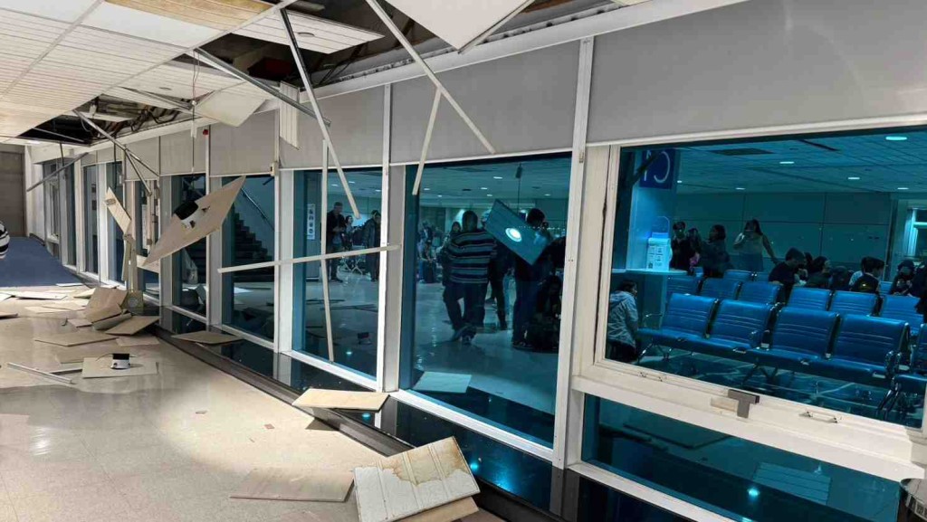 桃園機場侯機室天花鋼架掉落。Threads @ Lifetour_ 圖片