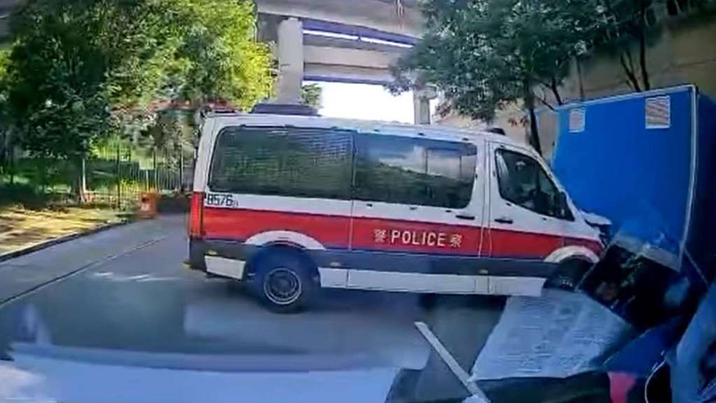 涉案衝鋒警車疑調頭失控撞貨車,警車司機與警務處處長遭入稟索償。網上圖片
