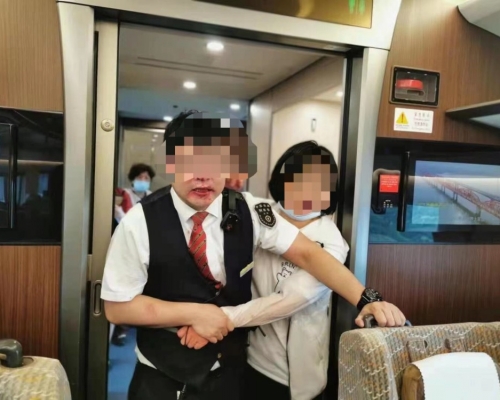 列车长血流披脸。网图