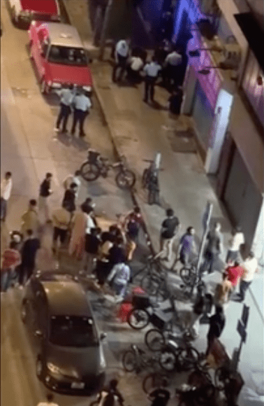 警方在石硤尾街與鴨寮街交界處理一宗求助個案期間,合力制服一名情緒激動的男子。網片截圖 警方在石硤尾街與鴨寮街交界處理一宗求助個案期間,合力制服一名情緒激動的男子。網片截圖