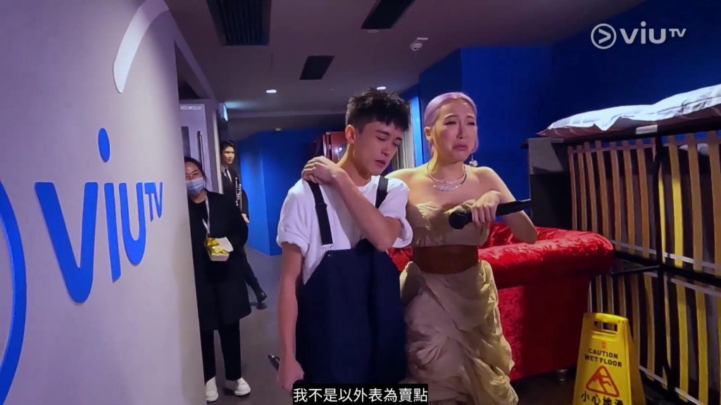 對決比賽完,進級的Mischa爆喊,反而要Zeno安慰。