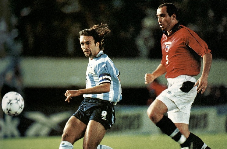 2002世杯外的阿根廷拥有黄金阵容，包括战神前锋巴迪斯图达(左)。