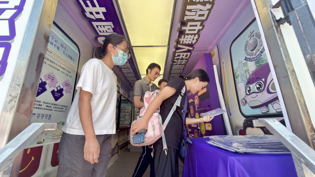 市民在國安號宣傳車裏完成互動遊戲後獲得精美紀念品。警方提供