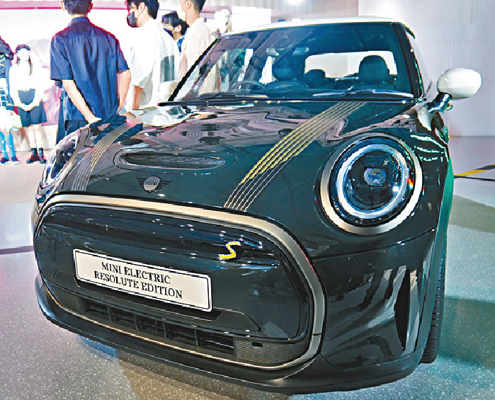 ■另一款Resolute Edition配有一身古銅車身配飾，車廂錶板同樣配有古銅飾片，還有Nappa軚盤及頂級皮座椅。