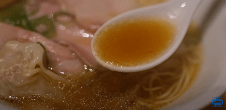 湯底呈現金黃色