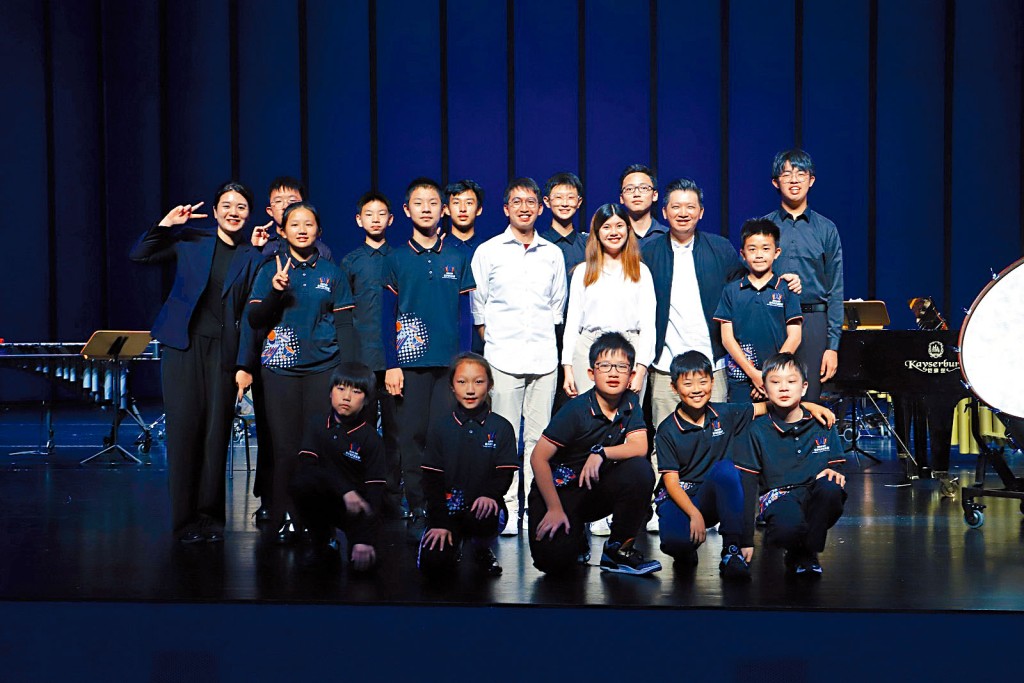 敲擊襄與珠海大劇院青少年打擊樂團排練。 敲擊襄與珠海大劇院青少年打擊樂團排練。