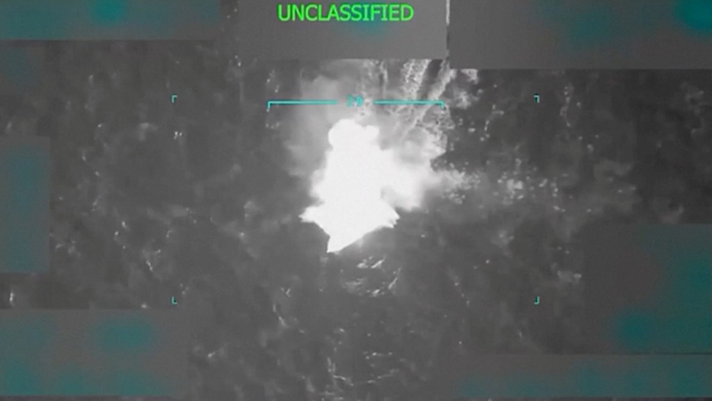 美軍打擊疑似毒船行動中，傳出要執行防長的格殺令，殺死船上所有人。路透社