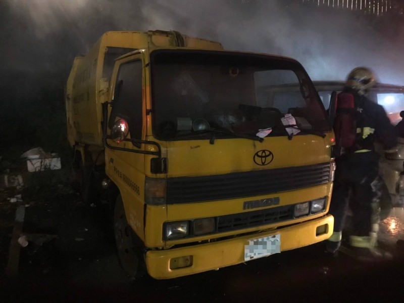 大火波及泊在旁邊的2輛私家車及1輛垃圾車。