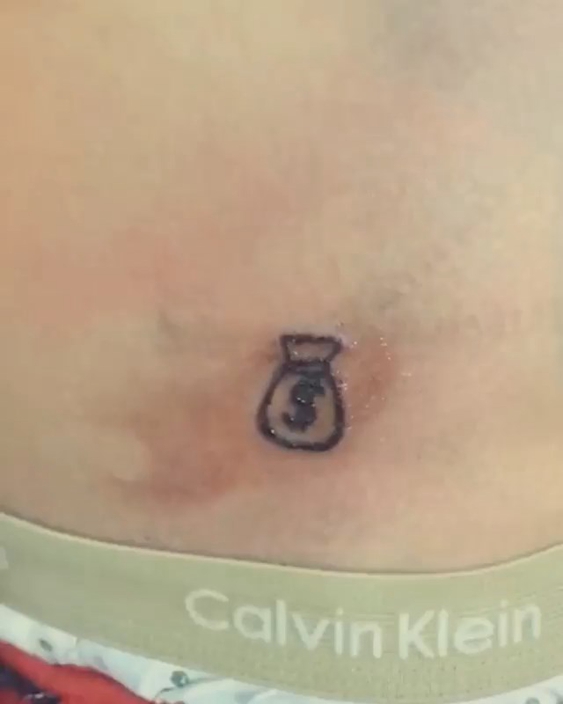 罗志祥和春风的大作竟是「一袋钱」的符号。