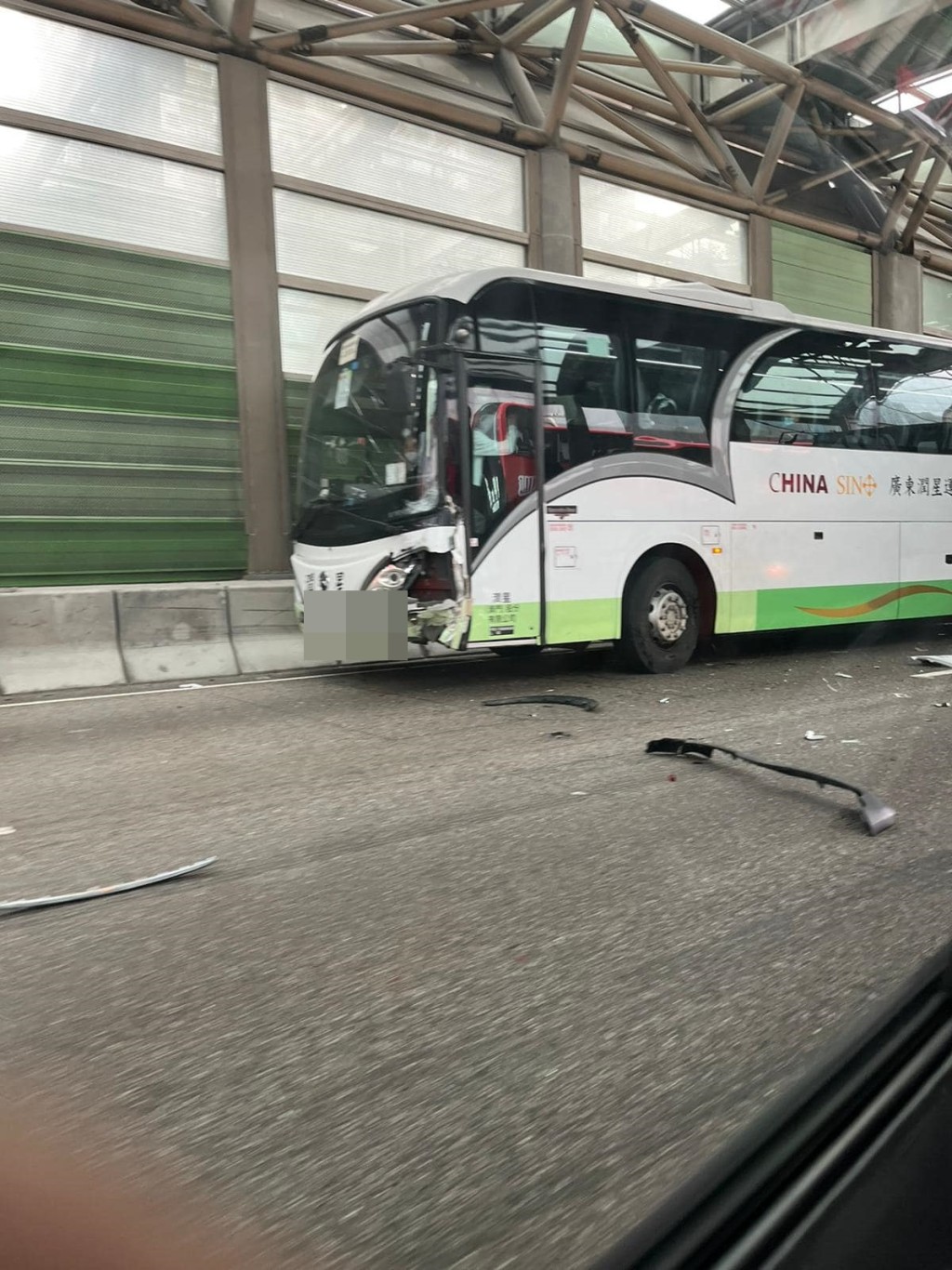 旅遊巴車頭損毀。fb：香港突發事故報料區
