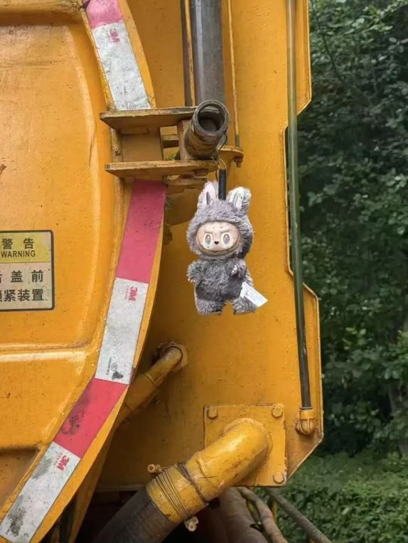 隱藏款LABUBU被掛在吸糞車上。抖音