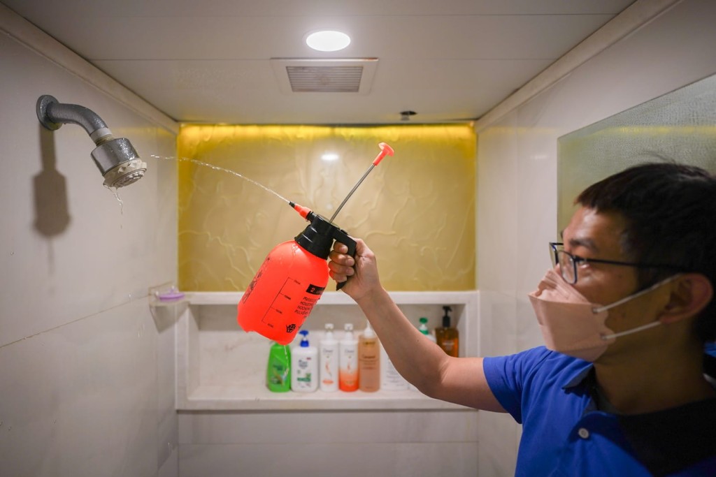 水療中心職員加強清潔消毒。