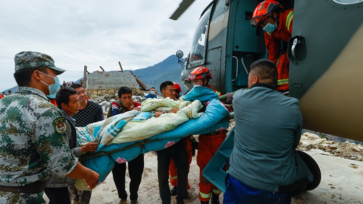 内地官方公布四川泸定地震至今导致74人死亡。新华社图片
