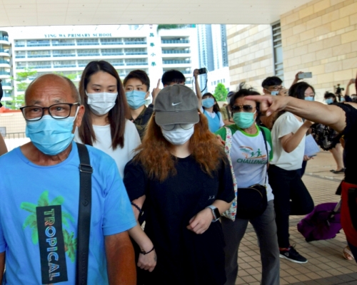 陳彥霖外公(前排置左)、母親(第二排白色上衣者)和堂姐陳芷君(前排置右)離開時遭追罵。 