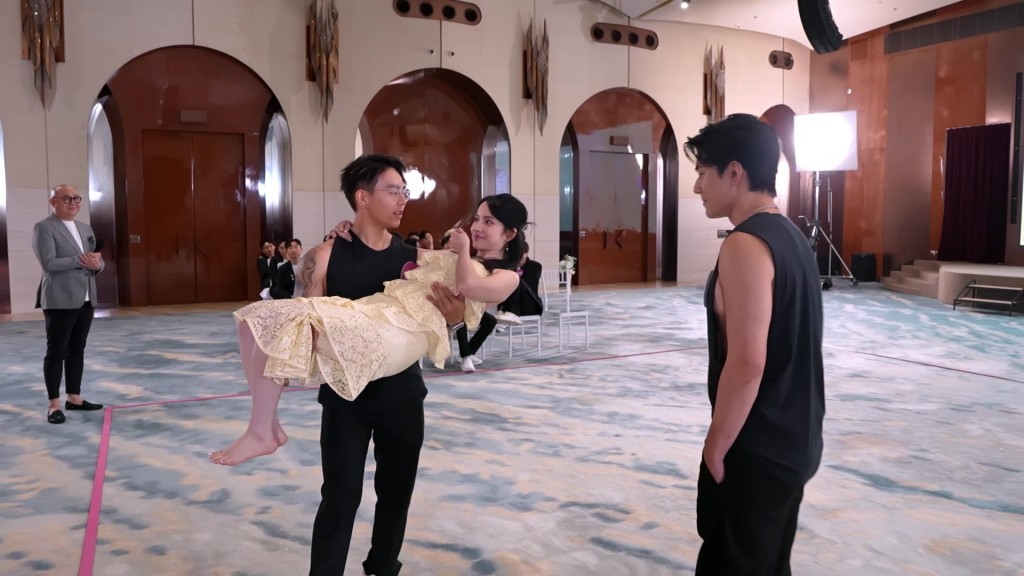 阿朗揚言「唔會畀Amber受到傷害」。 阿朗揚言「唔會畀Amber受到傷害」。
