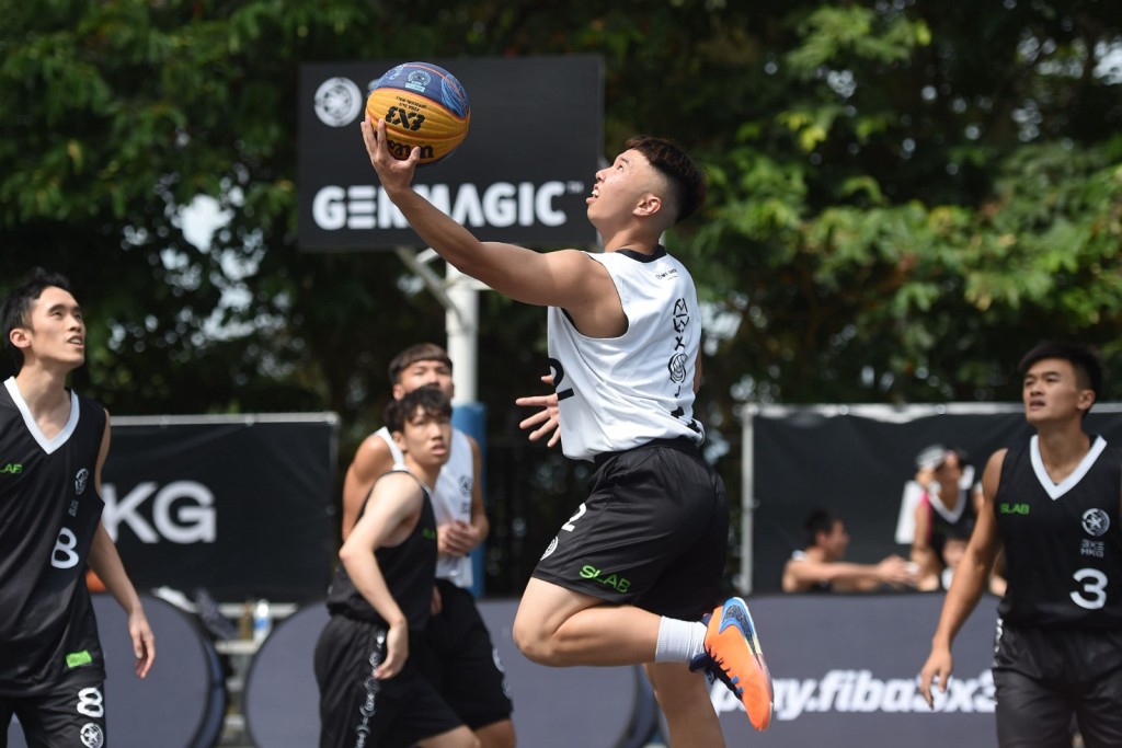  香港都会大学射手林卓熹(中)引球上篮。 公关图片