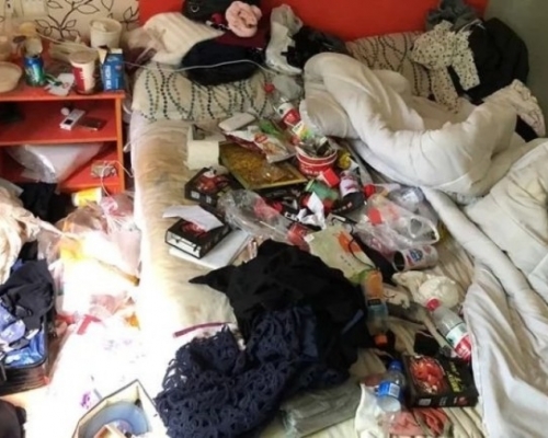 酒店房間堆滿垃圾，衣服亂放，床上放有未食完的食物和膠樽，並發出臭味。（網圖）