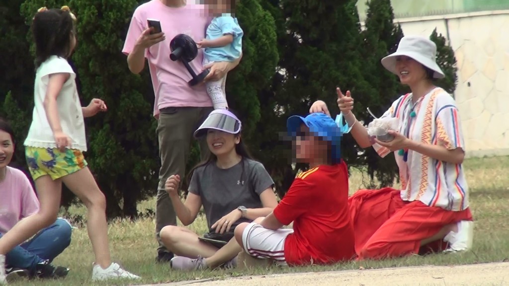 一班大人細路都玩得好投入，Gigi對住囡囡也笑得特別燦爛！