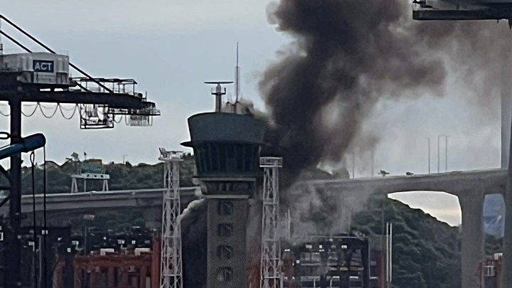 龍門架燒着冒煙。fb：消防群組