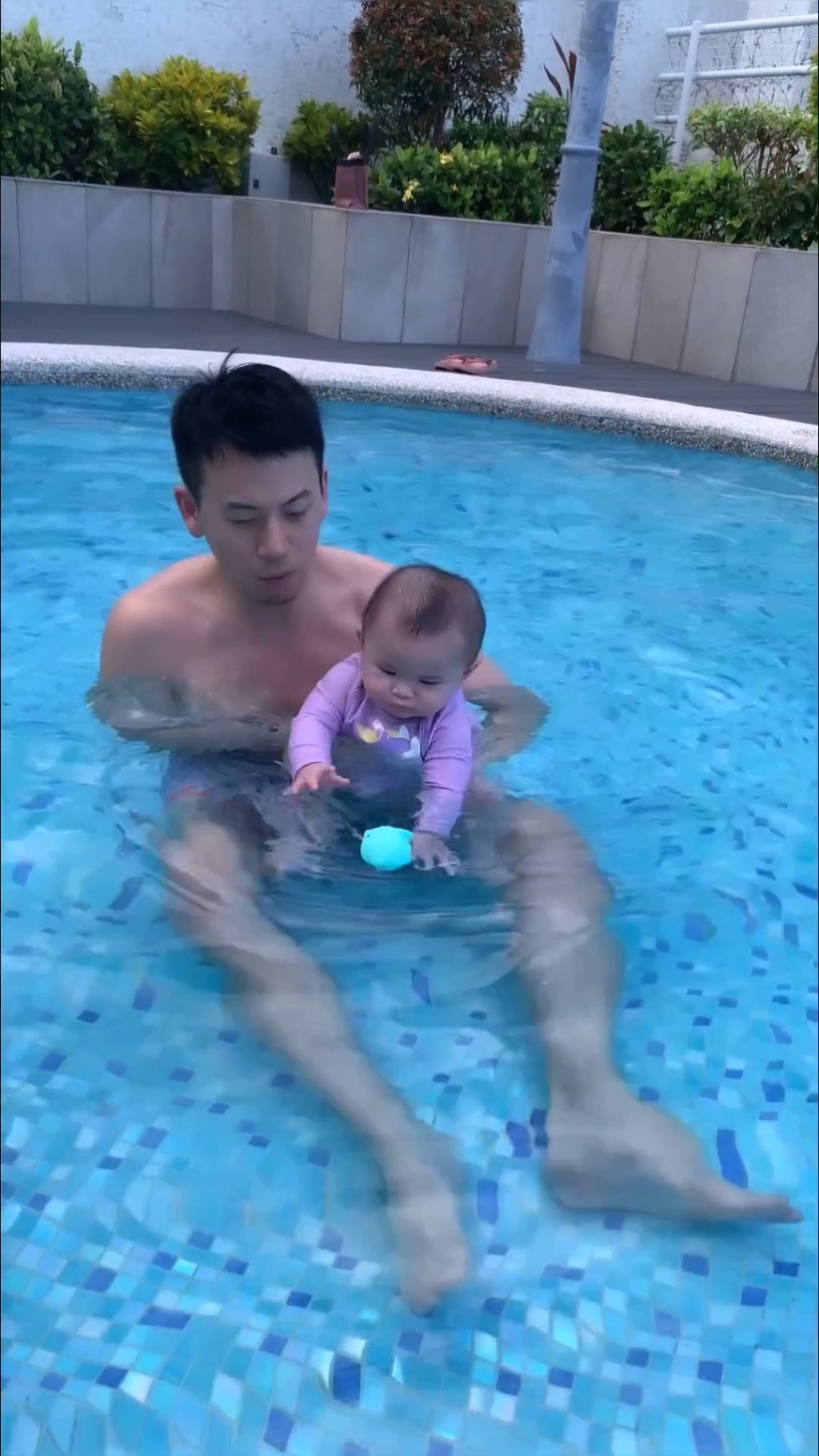 陈宇琛女儿更一度想挣脱爸爸捉浮在水面的波波。