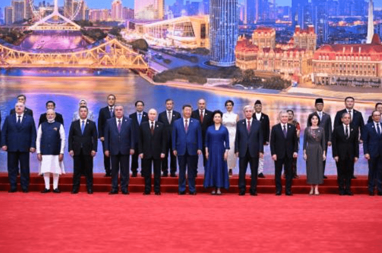 國家主席習近平與夫人彭麗媛同出席上海合作組織峰會的外國國家元首合照。法新社 國家主席習近平與夫人彭麗媛同出席上海合作組織峰會的外國國家元首合照。法新社