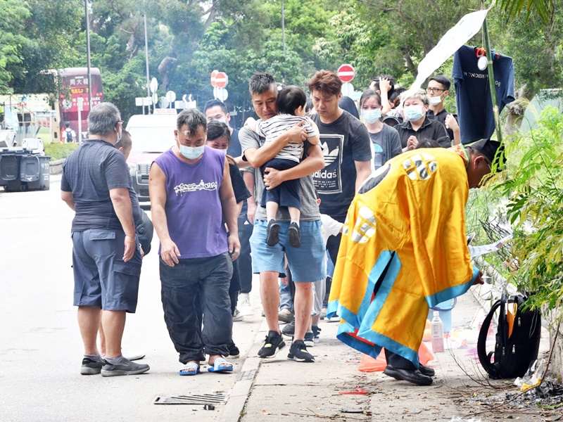 與死者同車的父親(紫衣)。