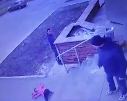 烏克蘭一名父親因子女爭搶超市手推車，拉6歲女跌落樓梯，因此被捕。(網圖)