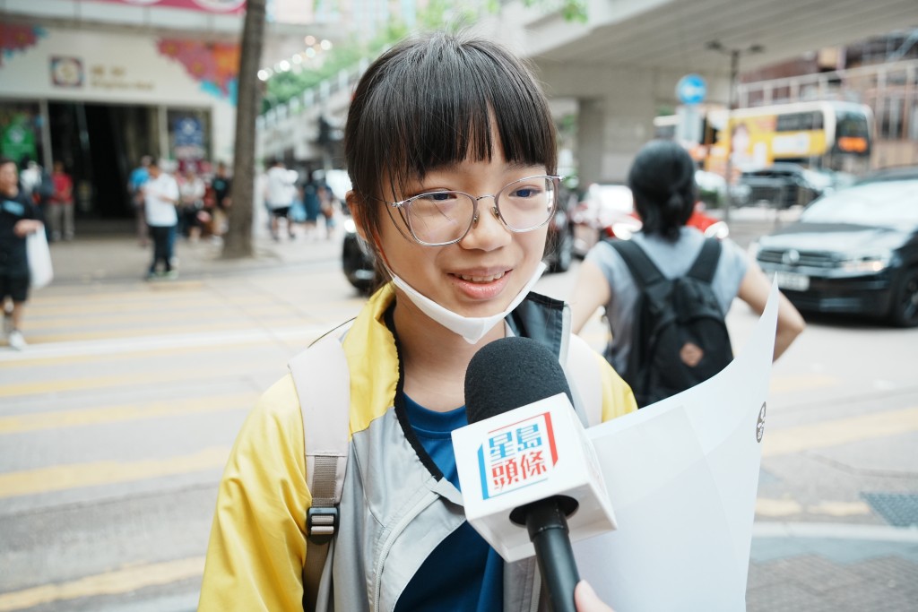 王同學選購了繡球花送給媽媽。汪旭峰攝 王同學選購了繡球花送給媽媽。汪旭峰攝