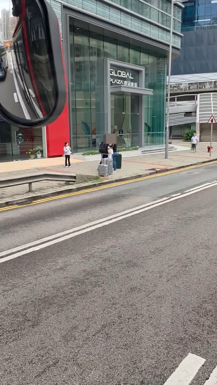 一男一女乘客拖着行李箱,橫越2條行車線到行人路。fb「車cam L(香港群組)」文迪片段截圖 一男一女乘客拖着行李箱,橫越2條行車線到行人路。fb「車cam L(香港群組)」文迪片段截圖