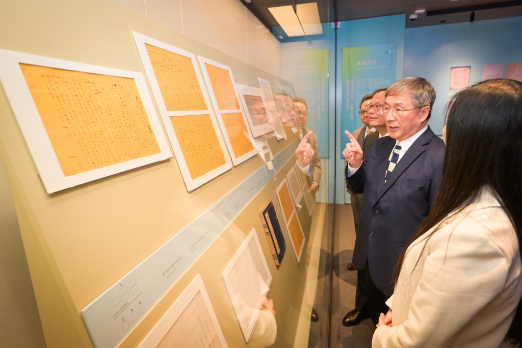 卓永興參觀展覽時，細看展出的張愛玲致宋淇夫婦信件。