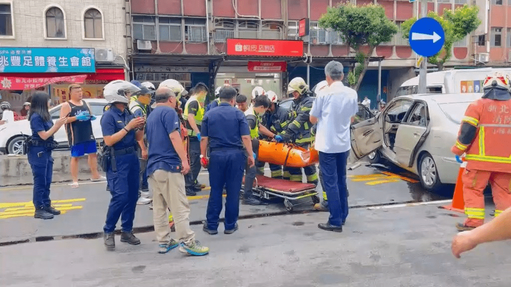 七旬司機衝撞路人後,撞擊中央分隔島受困車上,被警消救上。 中時 七旬司機衝撞路人後,撞擊中央分隔島受困車上,被警消救上。 中時