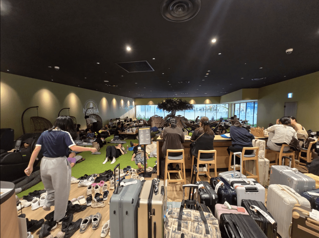 有网民上载现场照片，24小时营业咖啡室内挤满滞留旅客，通道摆满“行李箱阵”，多人席地而睡。Threads@shin.place