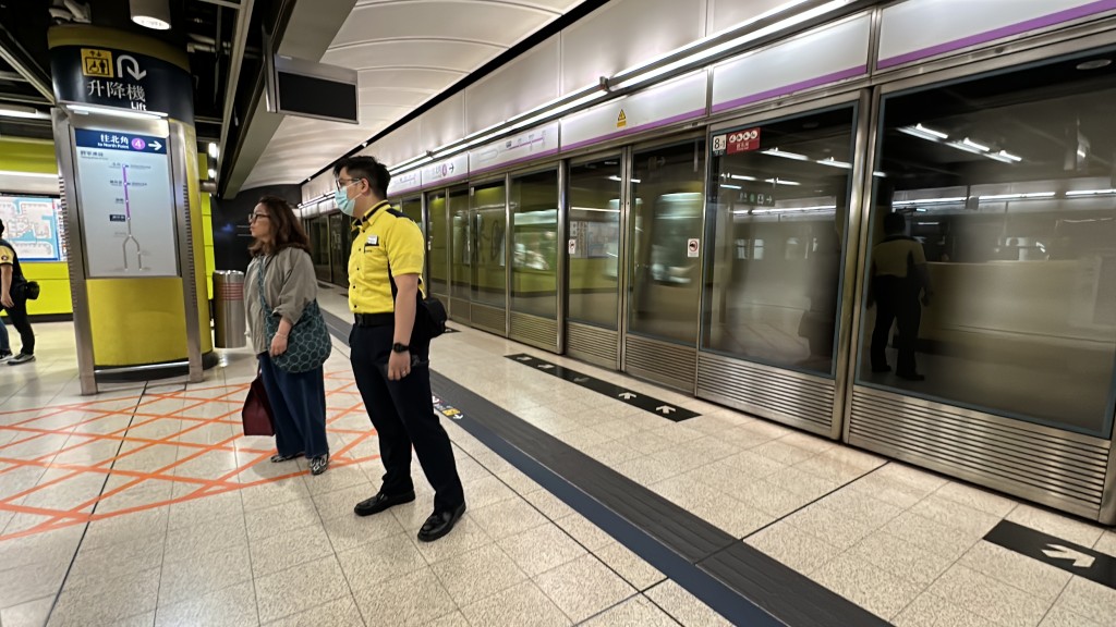 調景嶺站月台僅小量乘客候車。劉漢權攝