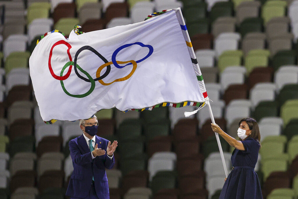 巴黎市長正式接過奧林匹克會旗。AP