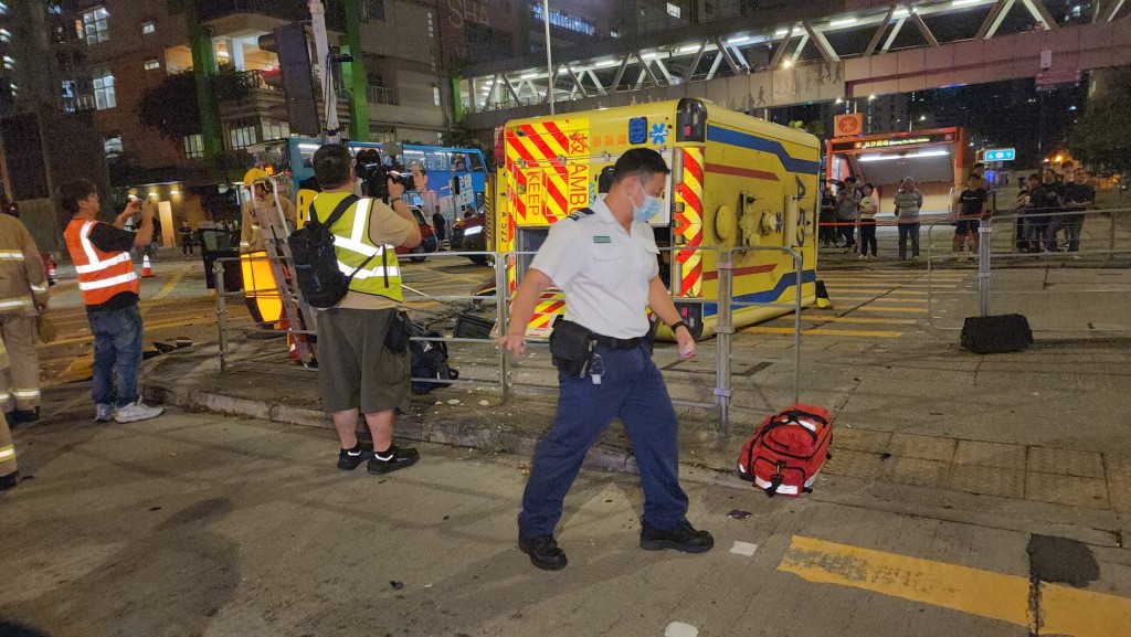 一個救護包跌在馬路旁。黎志偉攝