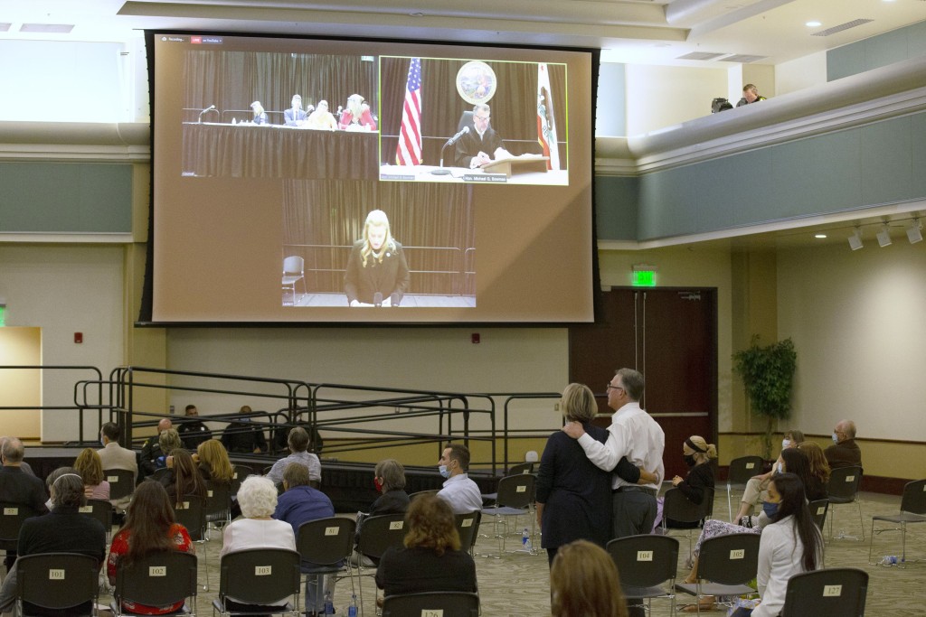 有受害人家屬到法院旁聽。 AP