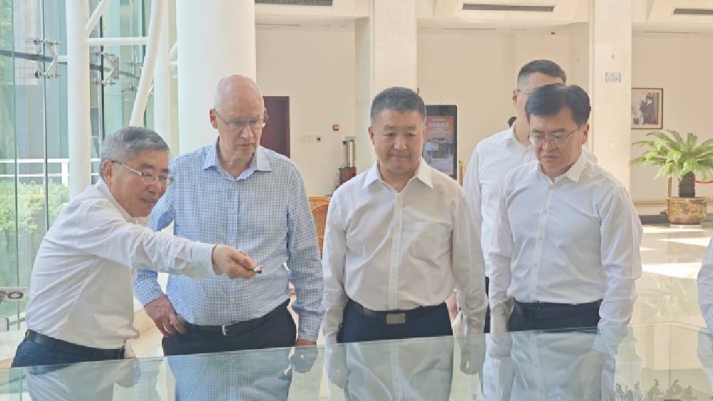 英国驻华大使魏磊(左二)陕西延安参访。 英国驻华大使魏磊(左二)陕西延安参访。