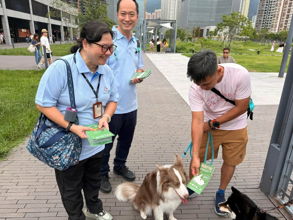 漁護署人員早前於啟德共融通道進行妥善控制狗隻巡查及執法行動。漁護署FB圖片 漁護署人員早前於啟德共融通道進行妥善控制狗隻巡查及執法行動。漁護署FB圖片