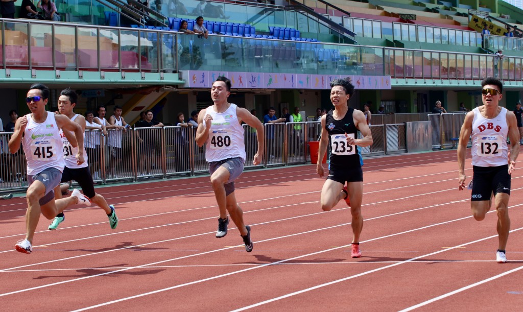 刁俊稀(左一) 在男子100米决赛, 以10秒45夺冠.