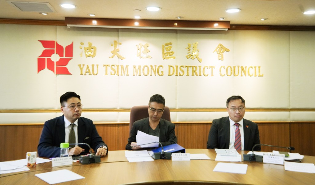 有消息人士估計,余健強(中)將署任深水埗民政專員逾一個月。資料圖片 有消息人士估計,余健強(中)將署任深水埗民政專員逾一個月。資料圖片