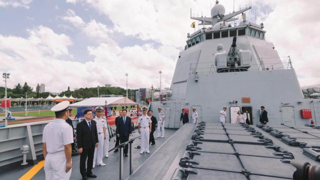 政長官李家超今日出席中國人民解放軍海軍南寧艦編隊訪港歡迎儀式。李家超FB