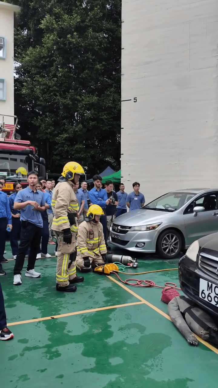 參與學生親身嘗試消防及救護人員的日常工作。 參與學生親身嘗試消防及救護人員的日常工作。