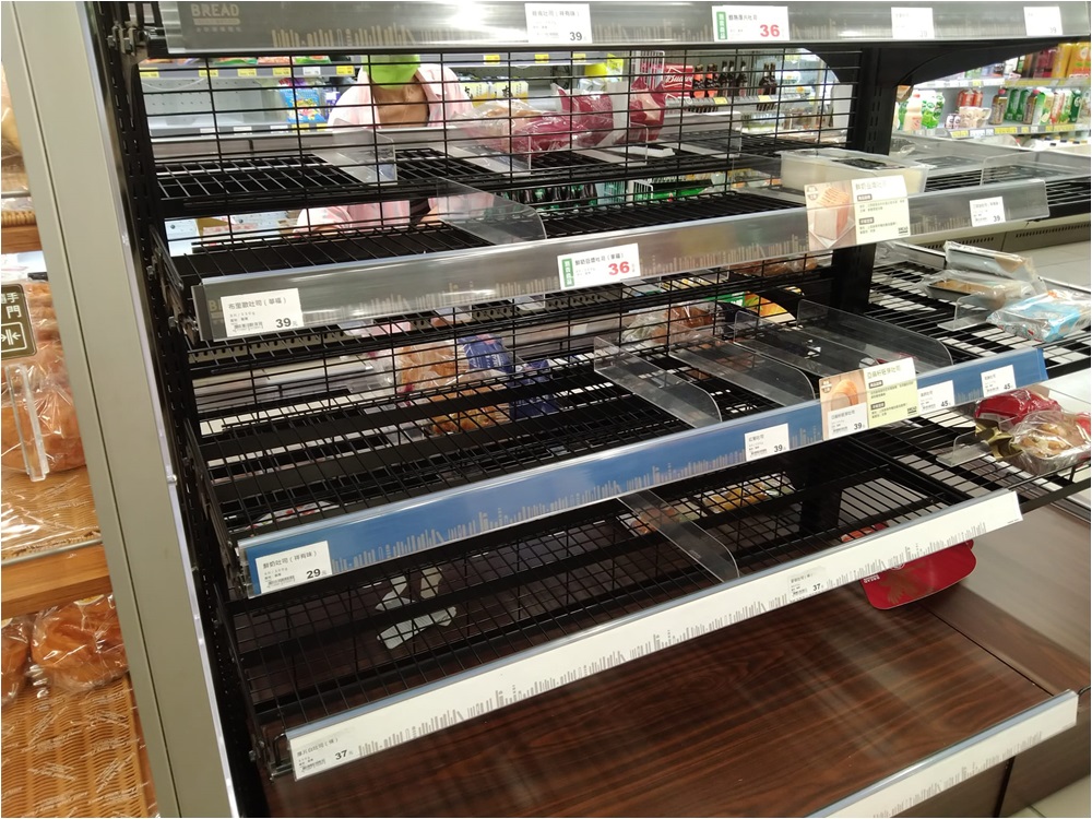 台灣超市的貨架被清空。網圖