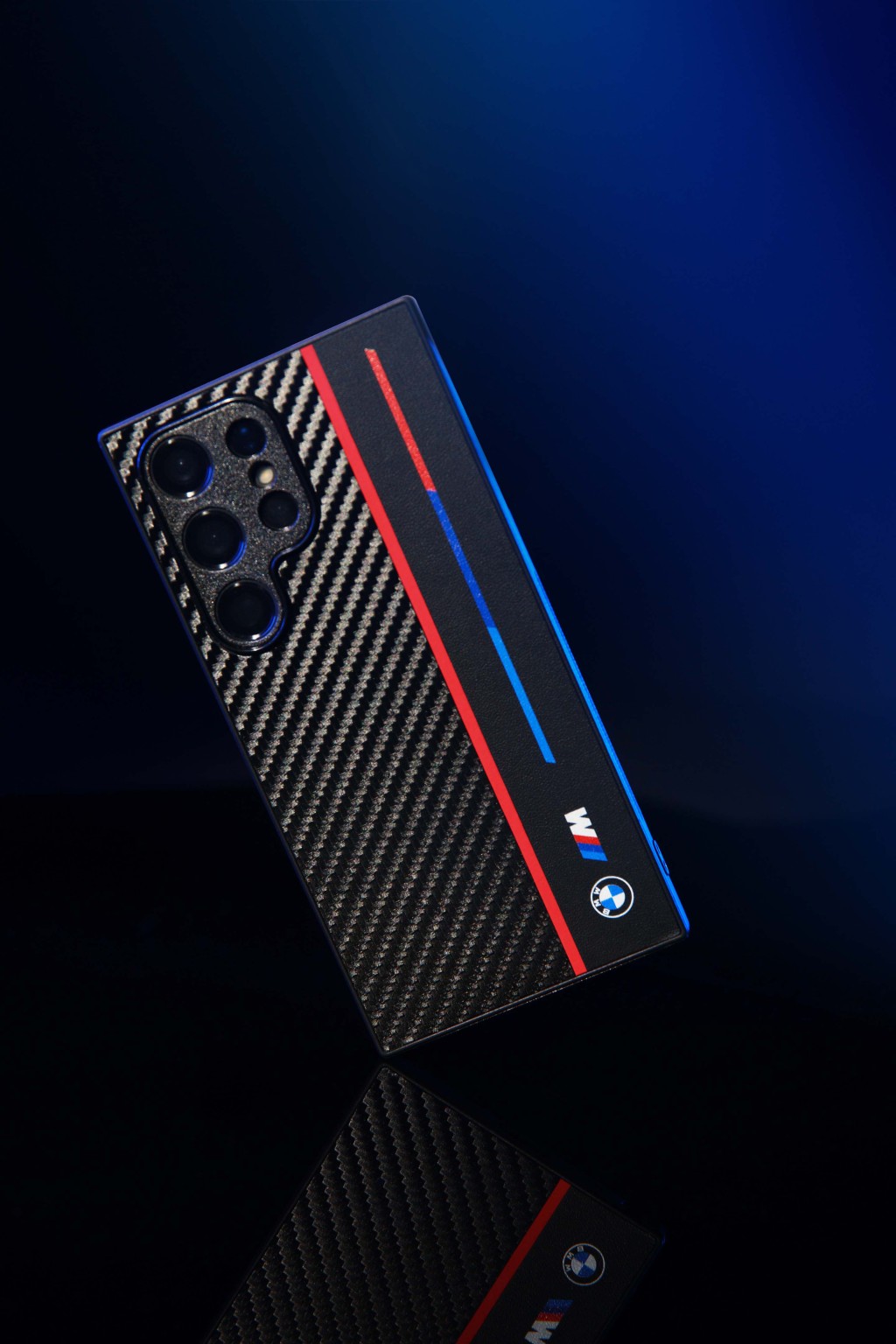 BMW M手機殼凸顯出BMW M的碳纖維配件設計。