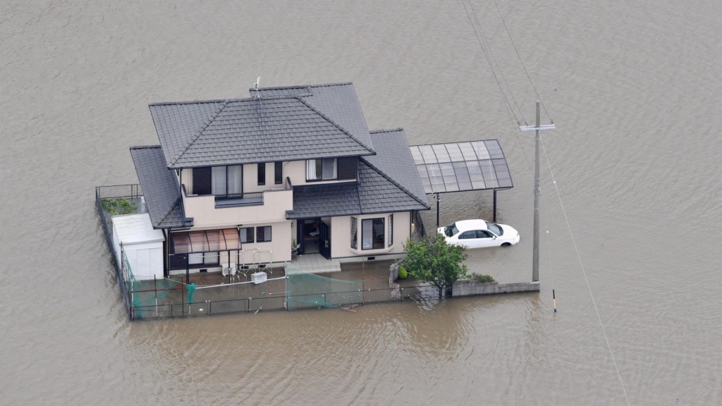 愛知縣豊川市一處住宅被水包圍。 路透社