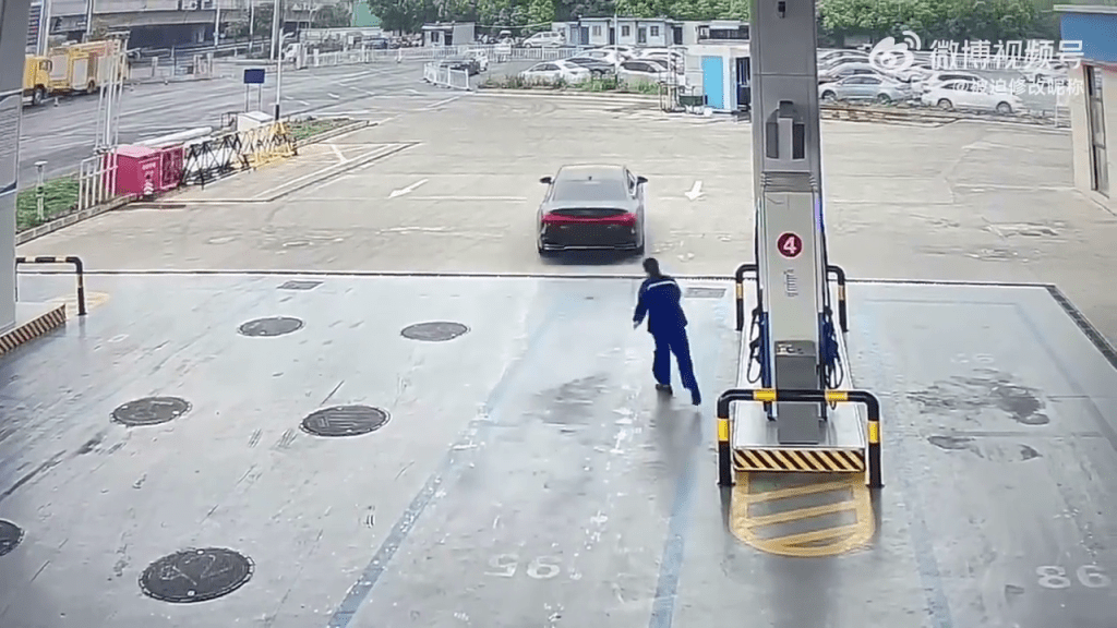 安徽一奧迪車加632元油後逃單,加油員追2次沒追上。 安徽一奧迪車加632元油後逃單,加油員追2次沒追上。