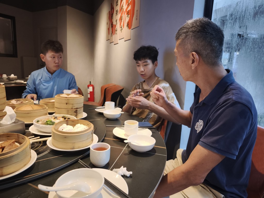 張力耘還像爸爸一樣,教Telmen吃鮮蝦,還介紹各款香港點心。 張力耘還像爸爸一樣,教Telmen吃鮮蝦,還介紹各款香港點心。