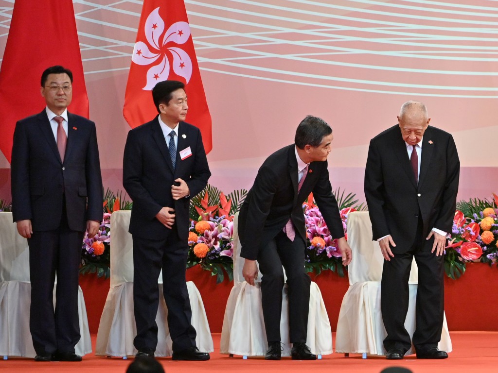 梁振英凌晨在社交平台發文哀悼董建華，形容董宅心仁厚，以理服人，為我輩典範。