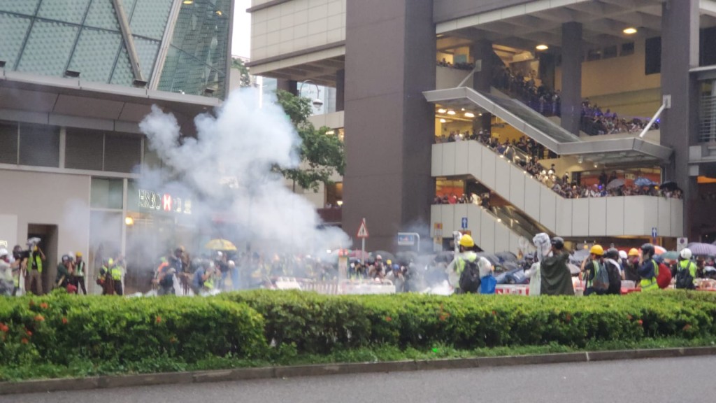 警方多次發射催淚彈
